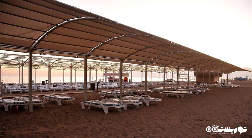 تخت های استراحت کنار ساحل هتل